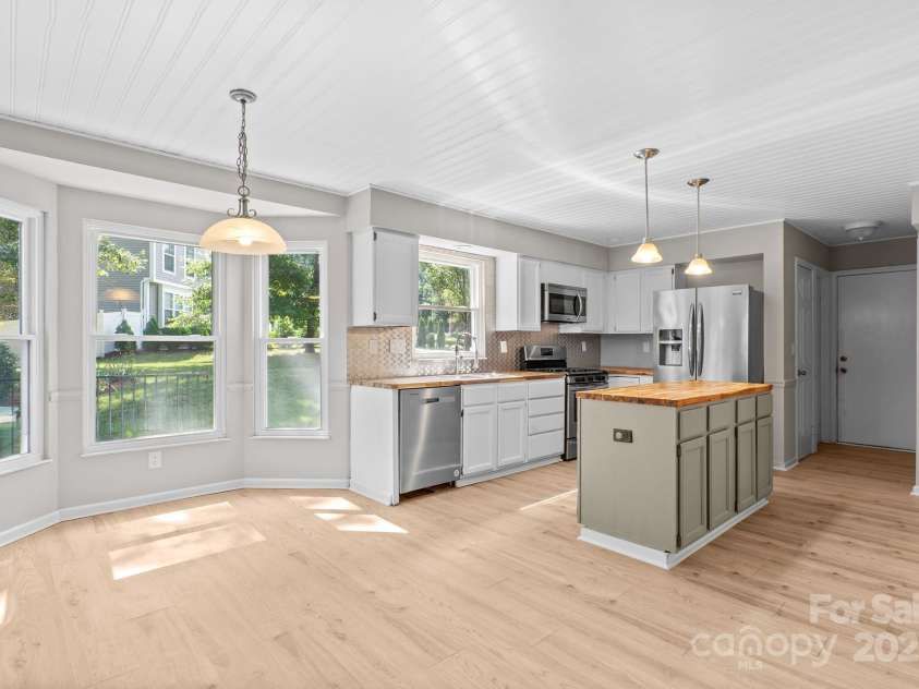 12325 Woodside Falls Road, Pineville, NC 28134.  MLS# CAR4274717, YatesRealty ID 25056. Open Kitchen with Island