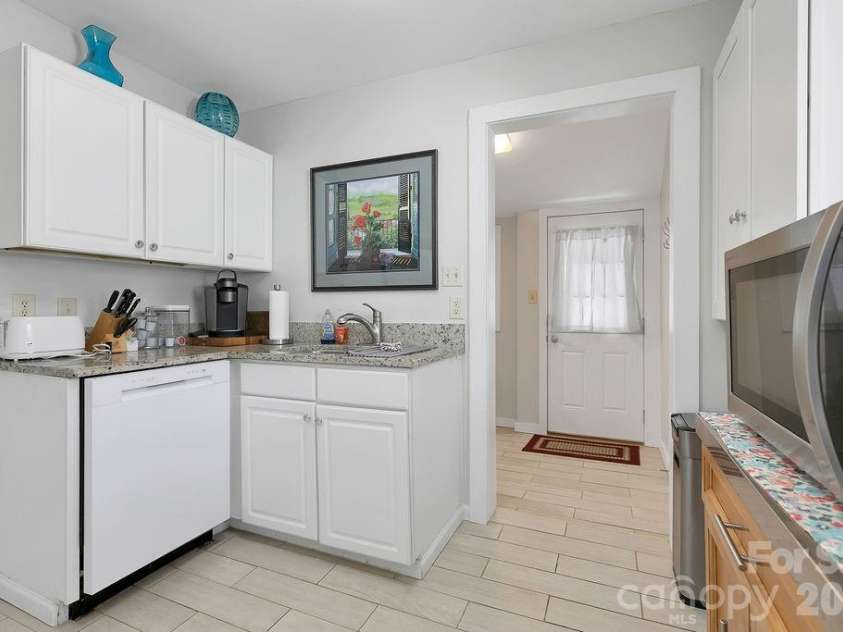 36 Oaklawn Avenue, Brevard, NC 28712.  MLS# CAR4380626, YatesRealty ID 25056. Kitchen