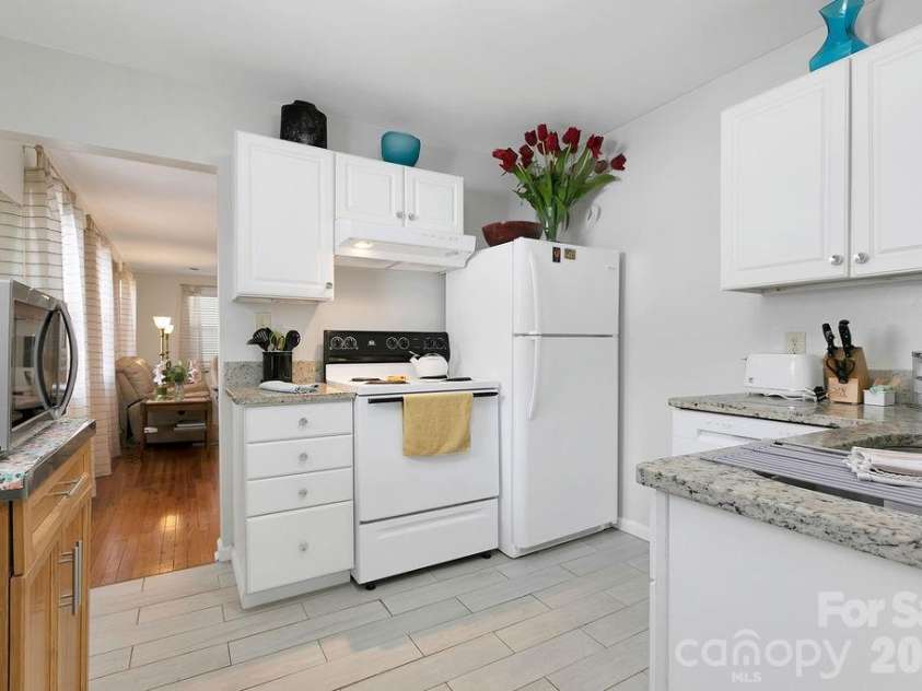 36 Oaklawn Avenue, Brevard, NC 28712.  MLS# CAR4380626, YatesRealty ID 25056. Nice Kitchen
