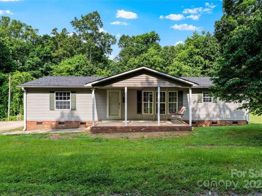 103 Forest Drive, King, NC 27021.  MLS# CAR4271366, YatesRealty ID 25059. 