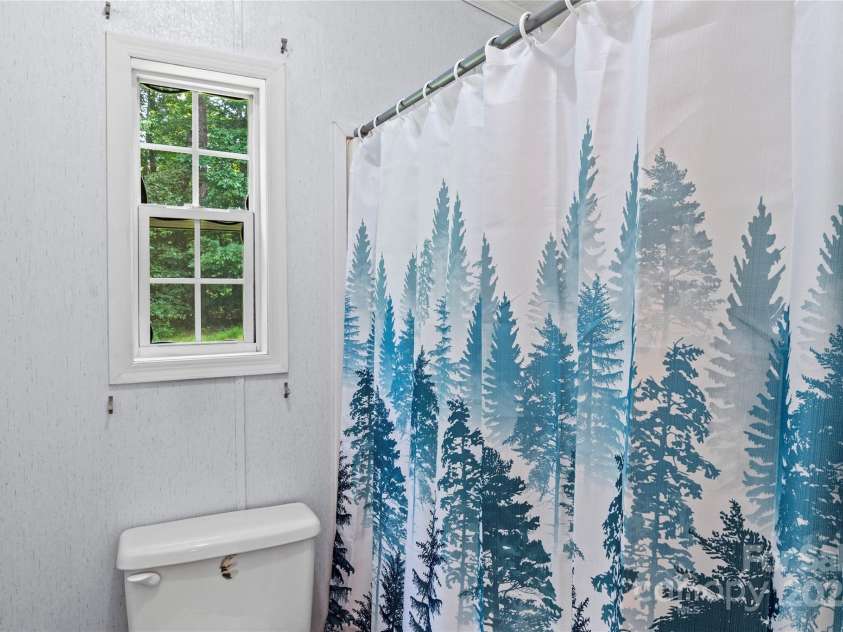 103 Forest Drive, King, NC 27021.  MLS# CAR4271366, YatesRealty ID 25059. 