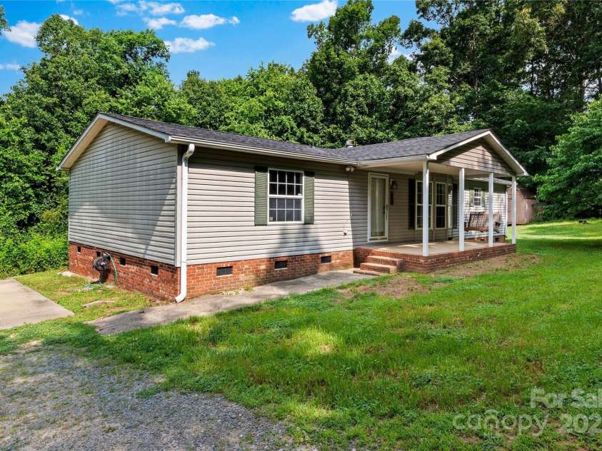 103 Forest Drive, King, NC 27021.  MLS# CAR4271366, YatesRealty ID 25059. 