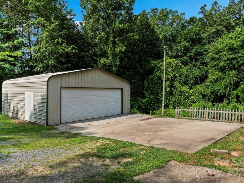 103 Forest Drive, King, NC 27021.  MLS# CAR4271366, YatesRealty ID 25059. 