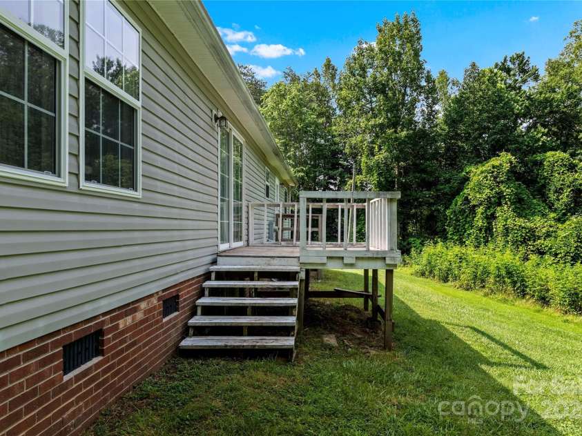 103 Forest Drive, King, NC 27021.  MLS# CAR4271366, YatesRealty ID 25059. 