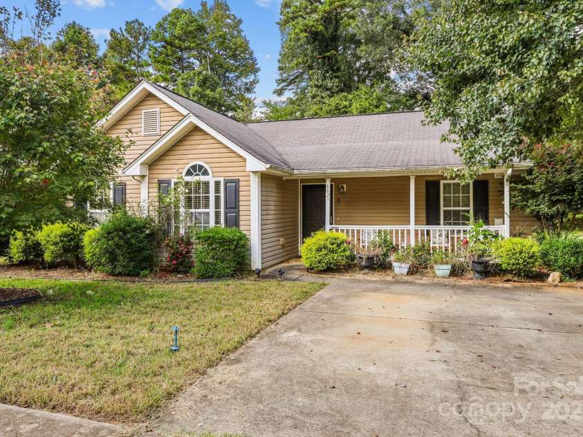 6623 Nevin Glen Drive, Charlotte, NC 28269.  MLS# CAR4304224, YatesRealty ID 2506. 