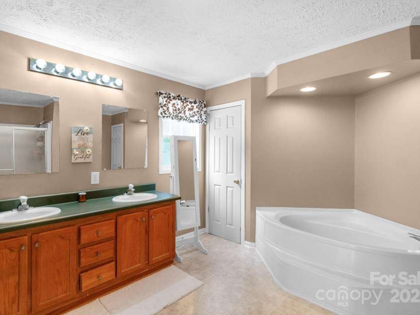 5701 Lockhart Road, Kershaw, SC 29067.  MLS# CAR4274686, YatesRealty ID 25060. Primary Bathroom