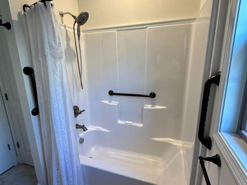 194 T R Harris Drive, Shelby, NC 28150.  MLS# CAR4277188, YatesRealty ID 25061. Bath #2 with tub