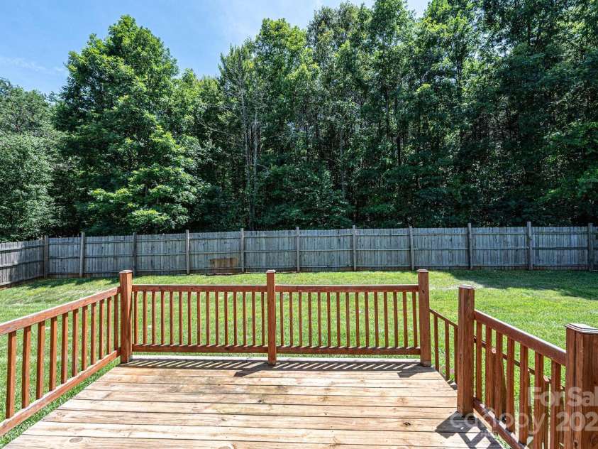 4128 River Run Circle, Hickory, NC 28602.  MLS# CAR4274630, YatesRealty ID 25062. 