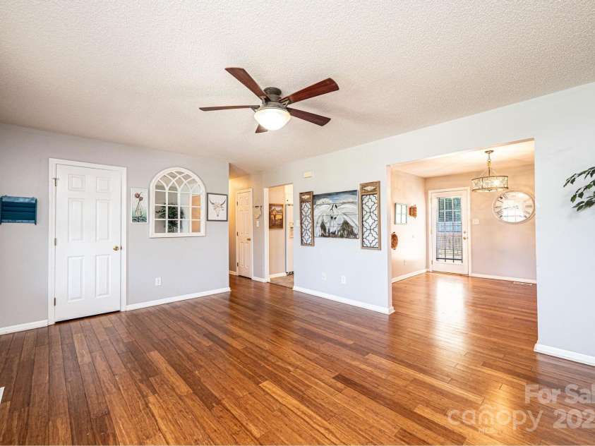 4128 River Run Circle, Hickory, NC 28602.  MLS# CAR4274630, YatesRealty ID 25062. 
