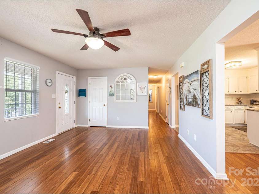 4128 River Run Circle, Hickory, NC 28602.  MLS# CAR4274630, YatesRealty ID 25062. 