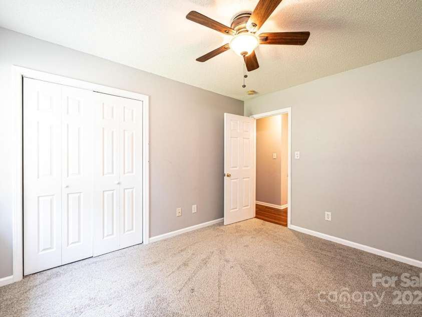 4128 River Run Circle, Hickory, NC 28602.  MLS# CAR4274630, YatesRealty ID 25062. 