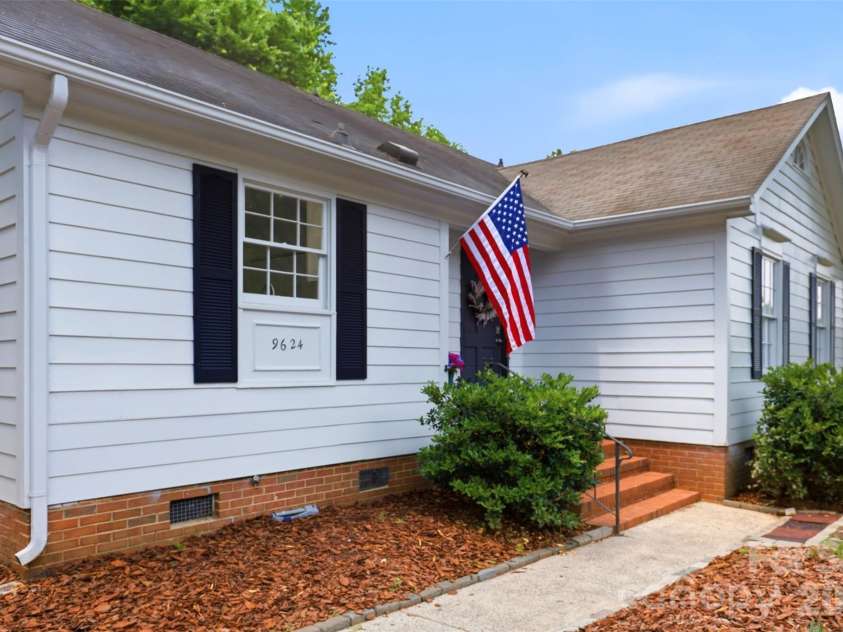 9624 Central Drive, Mint Hill, NC 28227.  MLS# CAR4385094, YatesRealty ID 25062. Welcome to this move in ready ranch!