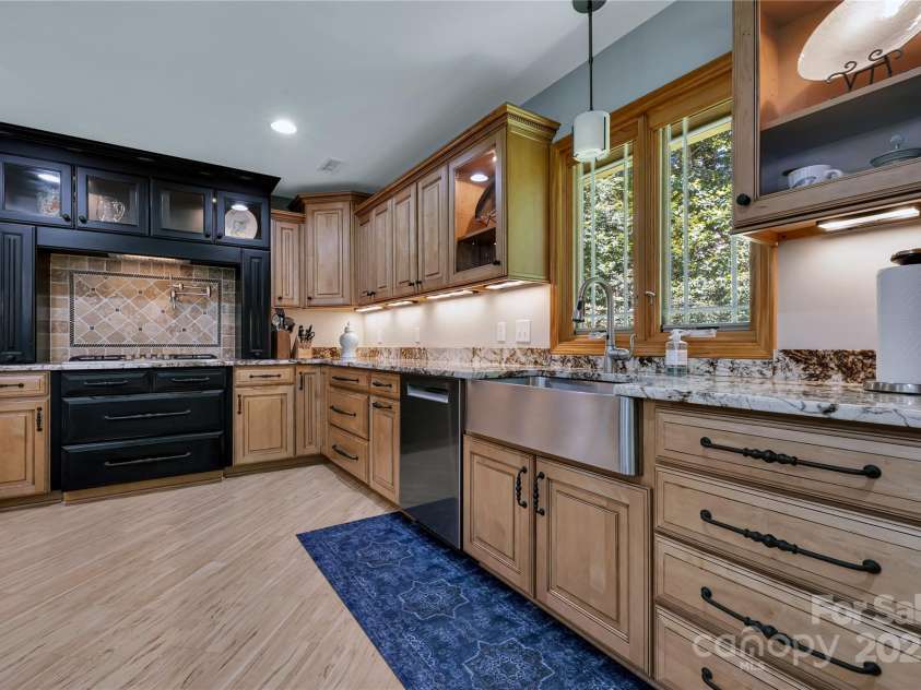 16 Due West Road, Hendersonville, NC 28792.  MLS# CAR4274720, YatesRealty ID 25064. Modern chef's kitchen & farm style stainless sink