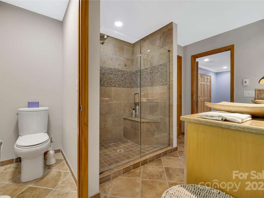 16 Due West Road, Hendersonville, NC 28792.  MLS# CAR4274720, YatesRealty ID 25064. Primary Ensuite w/travertine tile