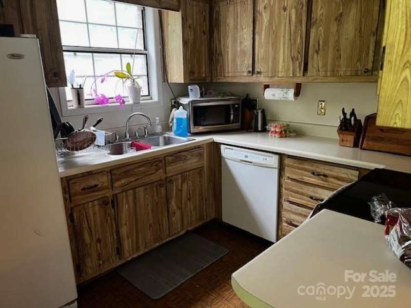 530 Burge Mountain Road, Hendersonville, NC 28792.  MLS# CAR4256723, YatesRealty ID 25065. 