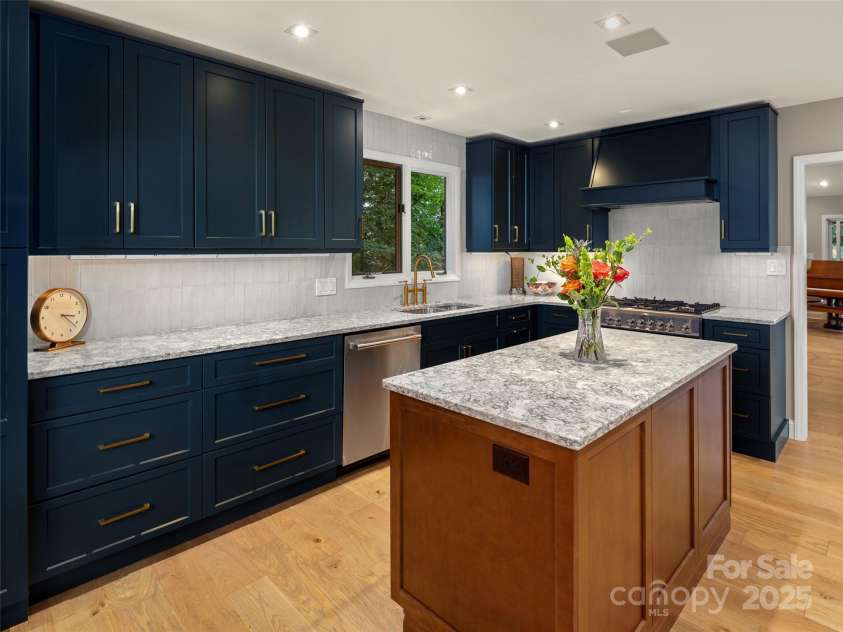 3301 Timber Trail, Asheville, NC 28804.  MLS# CAR4270898, YatesRealty ID 25068. 