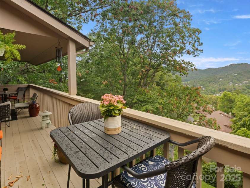 3301 Timber Trail, Asheville, NC 28804.  MLS# CAR4270898, YatesRealty ID 25068. 