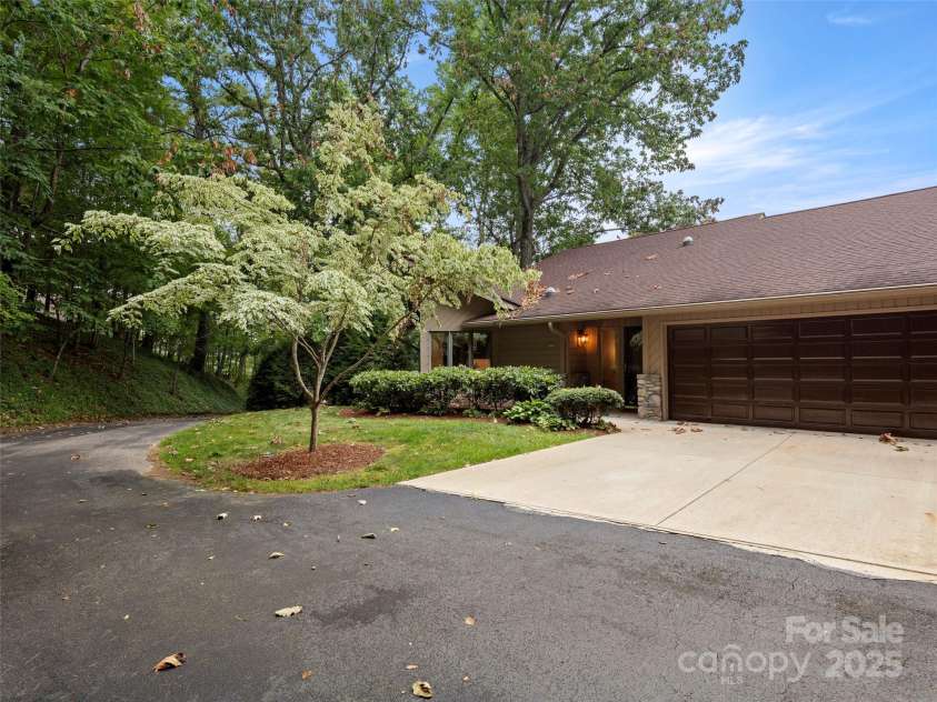 3301 Timber Trail, Asheville, NC 28804.  MLS# CAR4270898, YatesRealty ID 25068. 