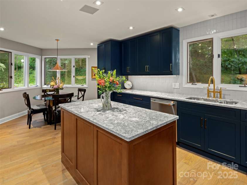 3301 Timber Trail, Asheville, NC 28804.  MLS# CAR4270898, YatesRealty ID 25068. Beautiful updated kitchen with all modern amenities.