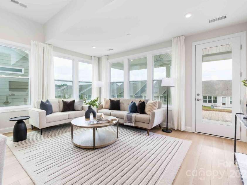 9837 Jubilee Court, Charlotte, NC 28215.  MLS# CAR4157331, YatesRealty ID 25069. Sunroom