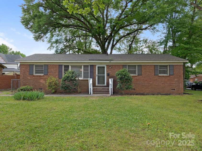 1100 Clawson Court, Charlotte, NC 28209.  MLS# CAR4253238, YatesRealty ID 25070. 
