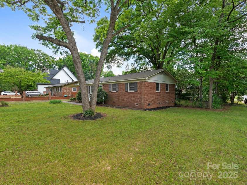 1100 Clawson Court, Charlotte, NC 28209.  MLS# CAR4253238, YatesRealty ID 25070. 