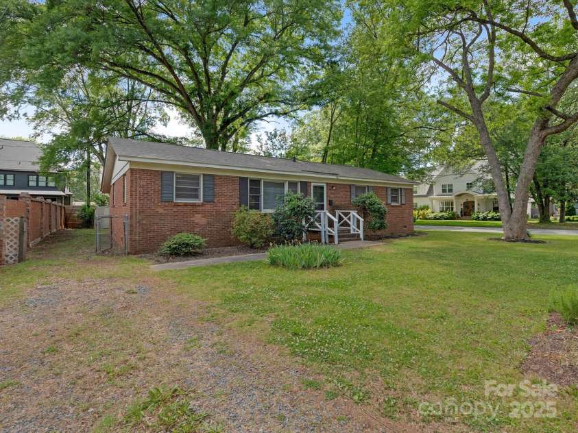 1100 Clawson Court, Charlotte, NC 28209.  MLS# CAR4253238, YatesRealty ID 25070. 