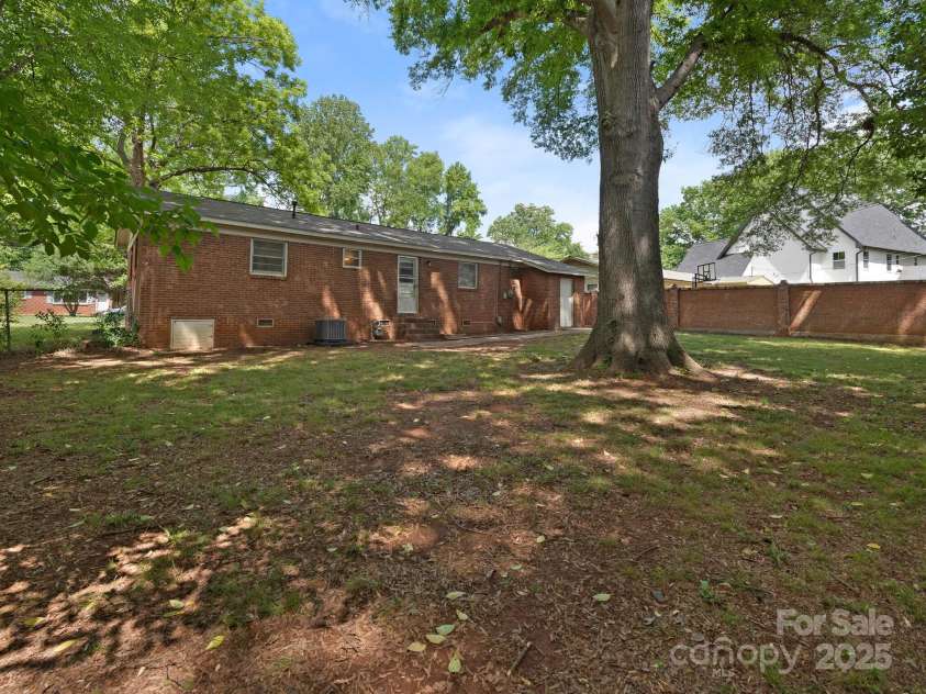 1100 Clawson Court, Charlotte, NC 28209.  MLS# CAR4253238, YatesRealty ID 25070. 