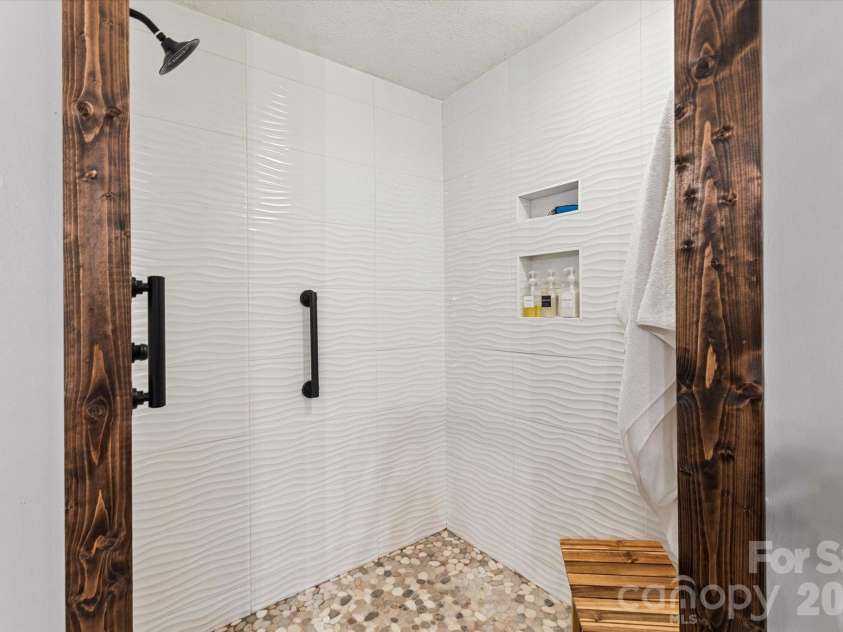 46 Hummingbird Drive, Maggie Valley, NC 28751.  MLS# CAR4356639, YatesRealty ID 25070. Main bathroom