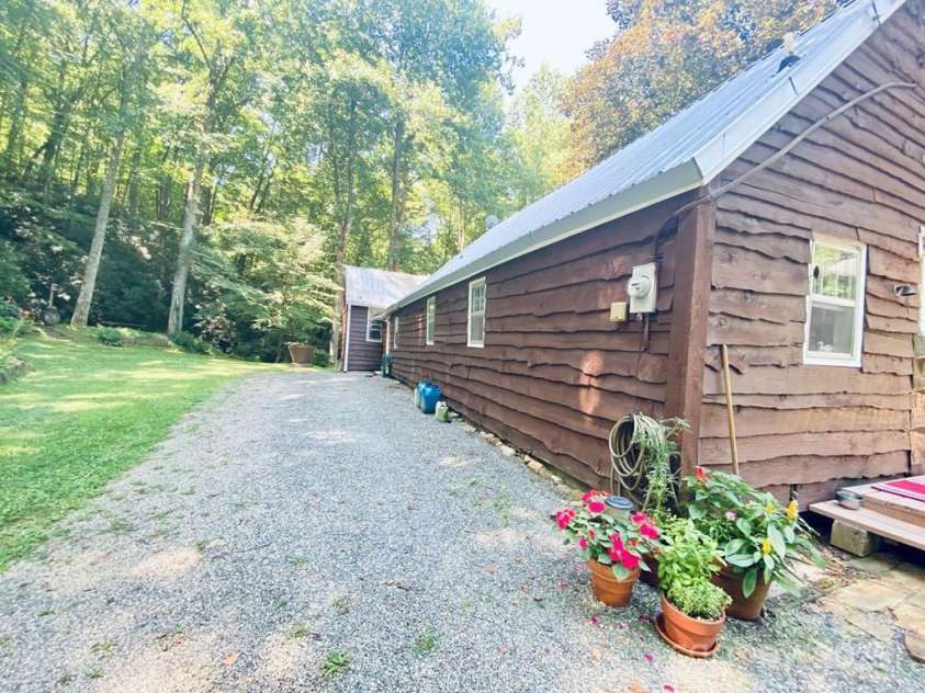 100 Crosspatch Drive, Bryson City, NC 28713.  MLS# CAR4287649, YatesRealty ID 25075. 
