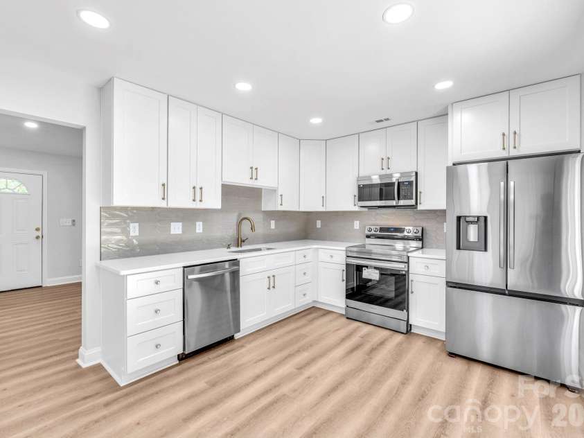 1426 Fontana Avenue, Charlotte, NC 28206.  MLS# CAR4380088, YatesRealty ID 25076. 