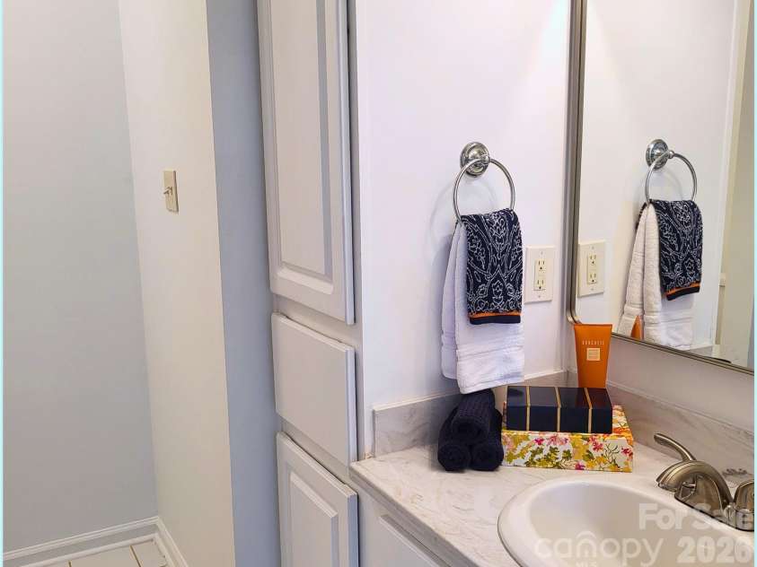 2149 Lennox Square Road, Charlotte, NC 28210.  MLS# CAR4381793, YatesRealty ID 25078. 