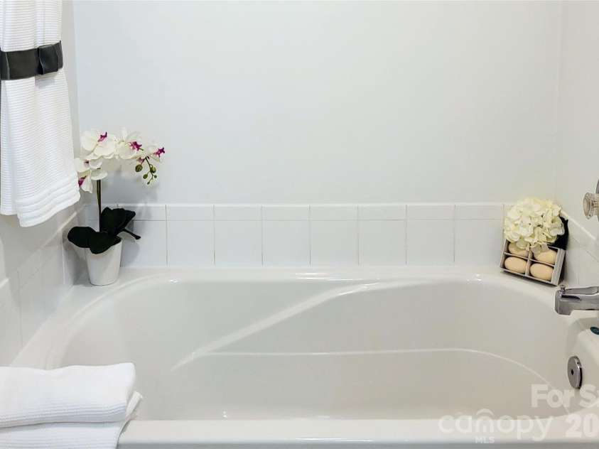 2149 Lennox Square Road, Charlotte, NC 28210.  MLS# CAR4381793, YatesRealty ID 25078. 