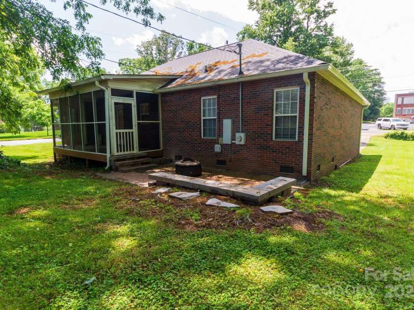 202 Gaston Street, Kings Mountain, NC 28086.  MLS# CAR4279355, YatesRealty ID 25079. 