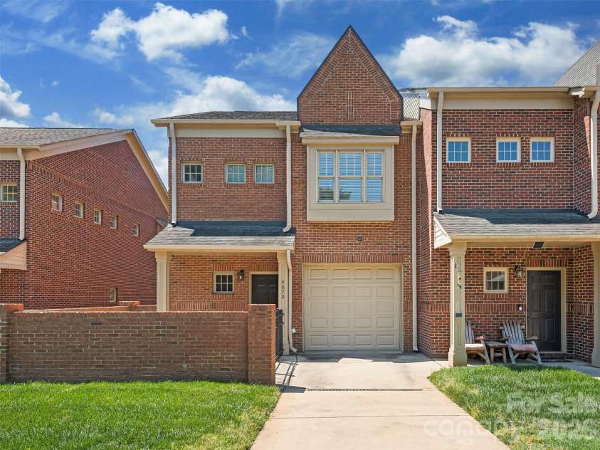 4670 Dabney Vigor Drive, Charlotte, NC 28209.  MLS# CAR4384647, YatesRealty ID 25079. 