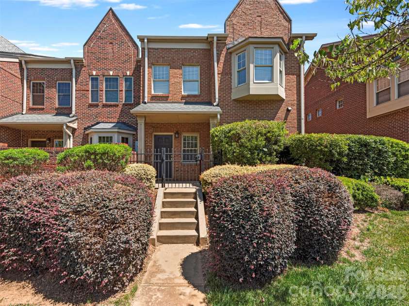4670 Dabney Vigor Drive, Charlotte, NC 28209.  MLS# CAR4384647, YatesRealty ID 25079. 