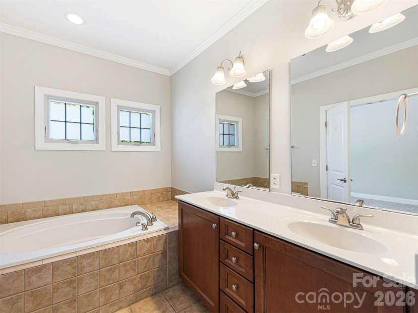 4670 Dabney Vigor Drive, Charlotte, NC 28209.  MLS# CAR4384647, YatesRealty ID 25079. Primary Bath