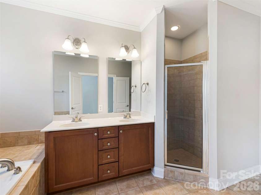 4670 Dabney Vigor Drive, Charlotte, NC 28209.  MLS# CAR4384647, YatesRealty ID 25079. Primary Bath