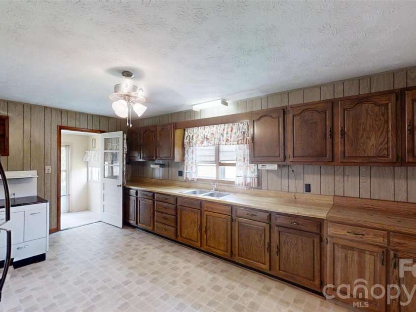 560 Bailey Mountain Road, Mars Hill, NC 28754.  MLS# CAR4279232, YatesRealty ID 2508. 