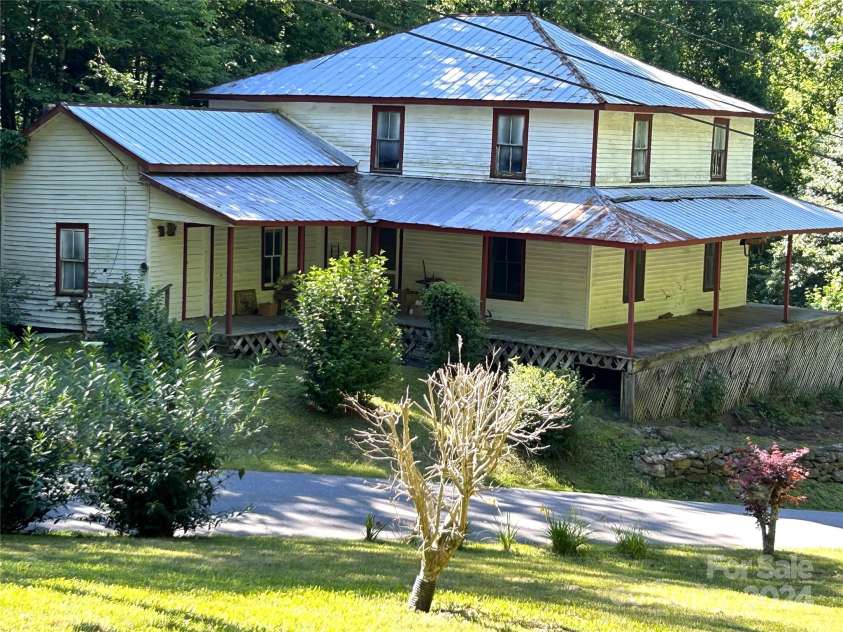 664 Woodfin Road, Sylva, NC 28779.  MLS# CAR4109164, YatesRealty ID 25082. 