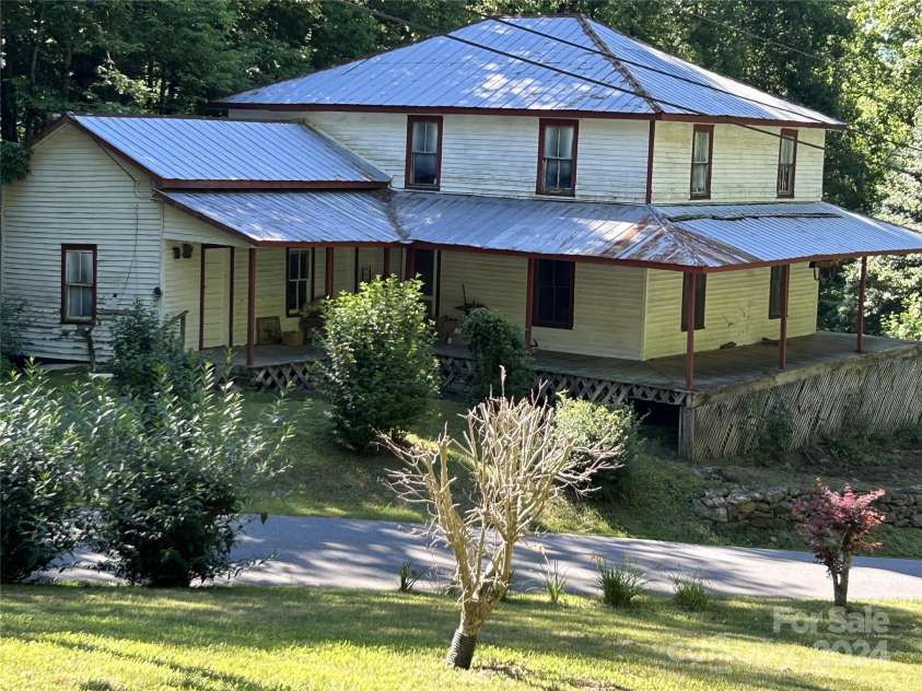 664 Woodfin Road, Sylva, NC 28779.  MLS# CAR4109164, YatesRealty ID 25082. 