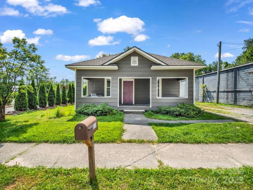 118 Railroad Avenue, Brevard, NC 28712.  MLS# CAR4279364, YatesRealty ID 25084. 