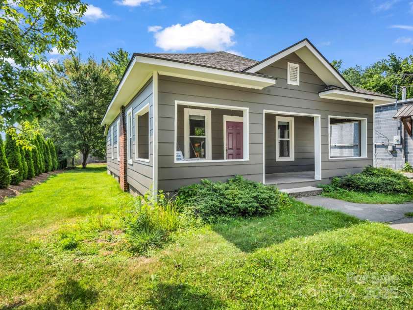 118 Railroad Avenue, Brevard, NC 28712.  MLS# CAR4279364, YatesRealty ID 25084. 