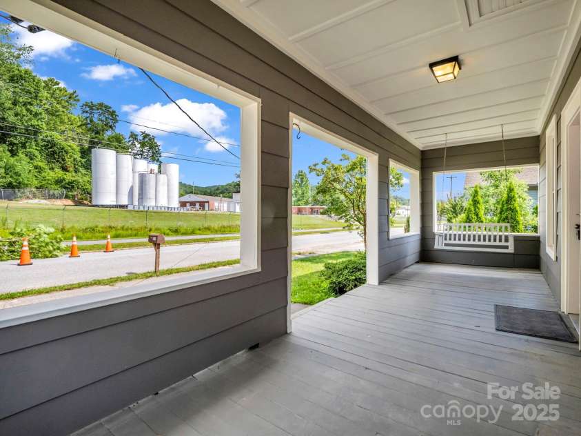 118 Railroad Avenue, Brevard, NC 28712.  MLS# CAR4279364, YatesRealty ID 25084. 