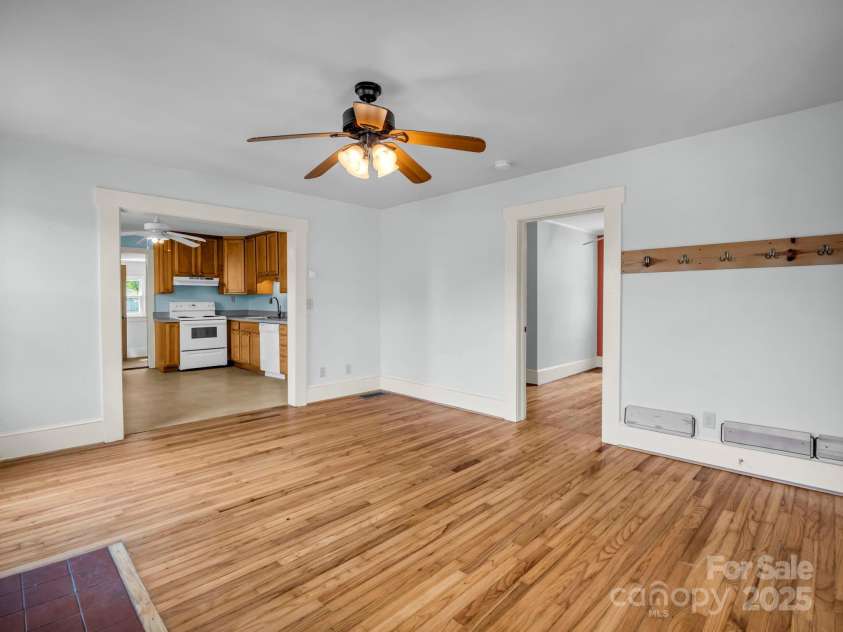 118 Railroad Avenue, Brevard, NC 28712.  MLS# CAR4279364, YatesRealty ID 25084. 