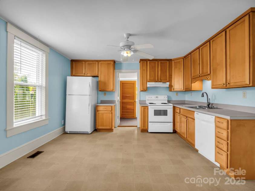 118 Railroad Avenue, Brevard, NC 28712.  MLS# CAR4279364, YatesRealty ID 25084. 