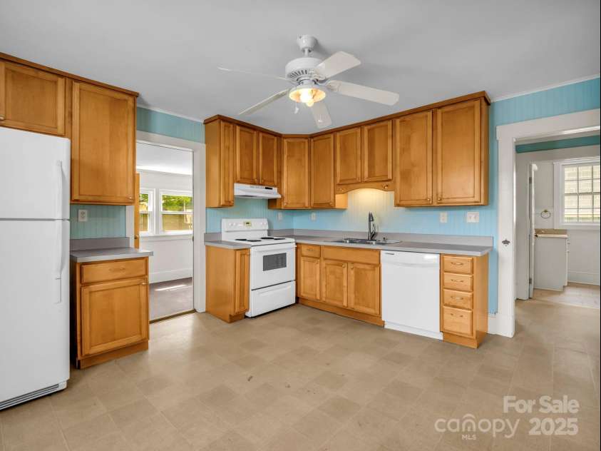 118 Railroad Avenue, Brevard, NC 28712.  MLS# CAR4279364, YatesRealty ID 25084. 