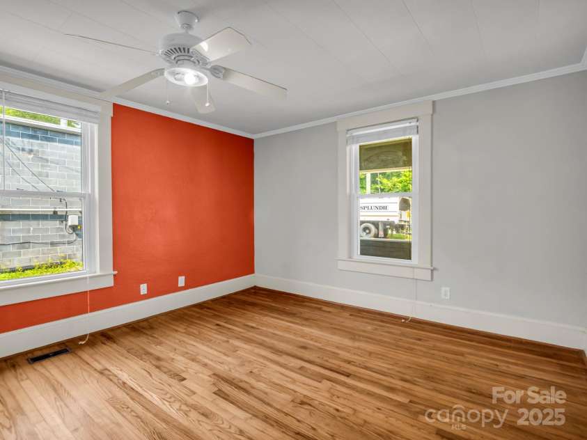 118 Railroad Avenue, Brevard, NC 28712.  MLS# CAR4279364, YatesRealty ID 25084. 