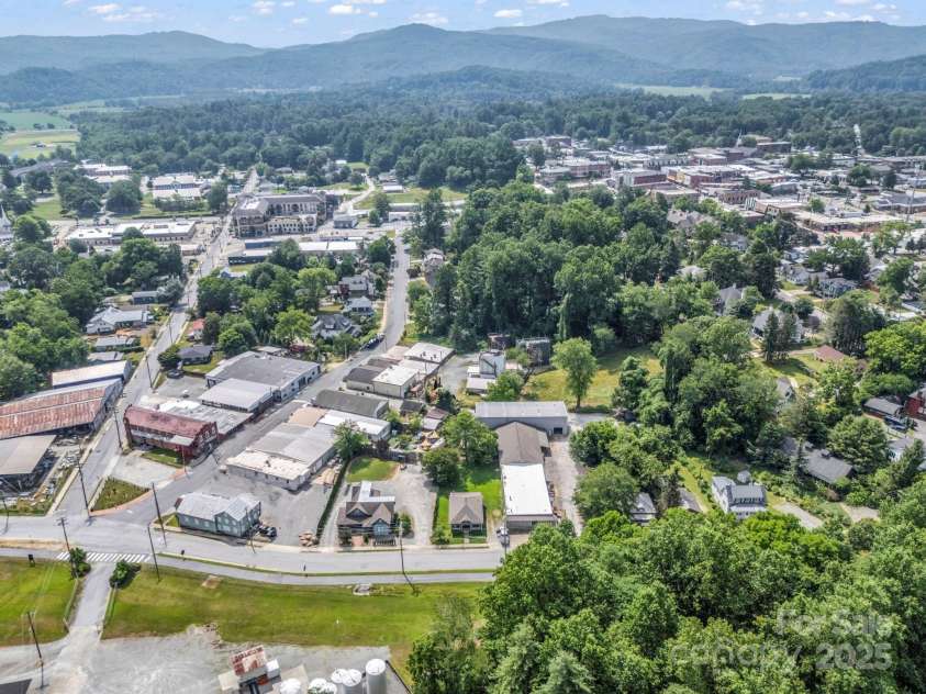 118 Railroad Avenue, Brevard, NC 28712.  MLS# CAR4279364, YatesRealty ID 25084. 