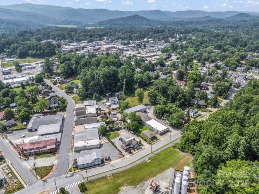 118 Railroad Avenue, Brevard, NC 28712.  MLS# CAR4279364, YatesRealty ID 25084. 